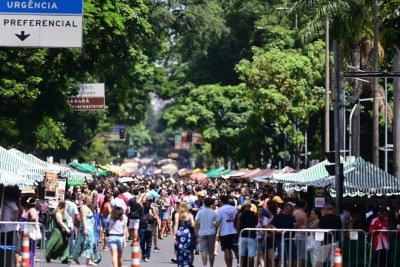 Feira Hippie movimentada neste domingo (28/12) de sol e calor em BH -  (crédito: Leandro Couri/EM/D.A.Press)