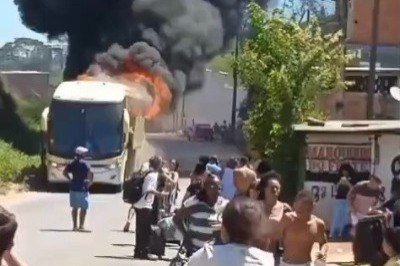 Ônibus da empresa Unida pegou fogo na MG-133 -  (crédito: CBMMG)