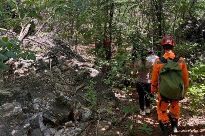 Após cerca de uma hora e meia de deslocamento a pé, a equipe, com o apoio de um guia local, conseguiu localizar as pessoas -  (crédito: CBMMG)