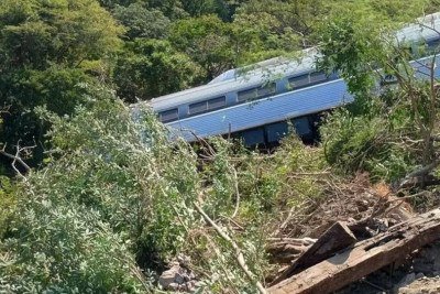 Trem interoceânico descarrila em Nizanda, no México -  (crédito: Fuerza Informatica Azteca/Reprodução/Redes sociais)