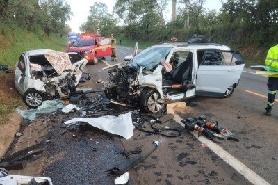 Batida frontal deixou uma família inteira morta e pessoas em estado crítico de saúde -  (crédito: Divulgação/PRF)