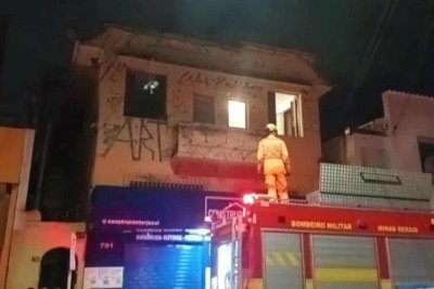 A casa fica no segundo pavimento de um imóvel e os bombeiros precisaram evitar que o fogo se espalhasse por estabelecimentos comerciais vizinhos -  (crédito: Divulgação/Corpo de Bombeiros)