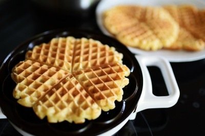Nascida na Europa, uma massa versátil por ser consumida em diferentes momentos do dia e rica em acompanhamentos conquistou os Estados Unidos e também aparece nos cafés brasileiros. Tratam-se dos Waffles, a famosa massa com furos que lembram colmeias. - 