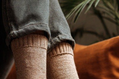 Usar a mesma meia mais de uma vez sem lavar pode parecer inofensivo, mas o hábito representa um risco para a saúde dos pés. O tecido retém suor e resíduos da pele, criando um ambiente propício à proliferação de microrganismos. -  (crédito:  imagem gerada por i.a)