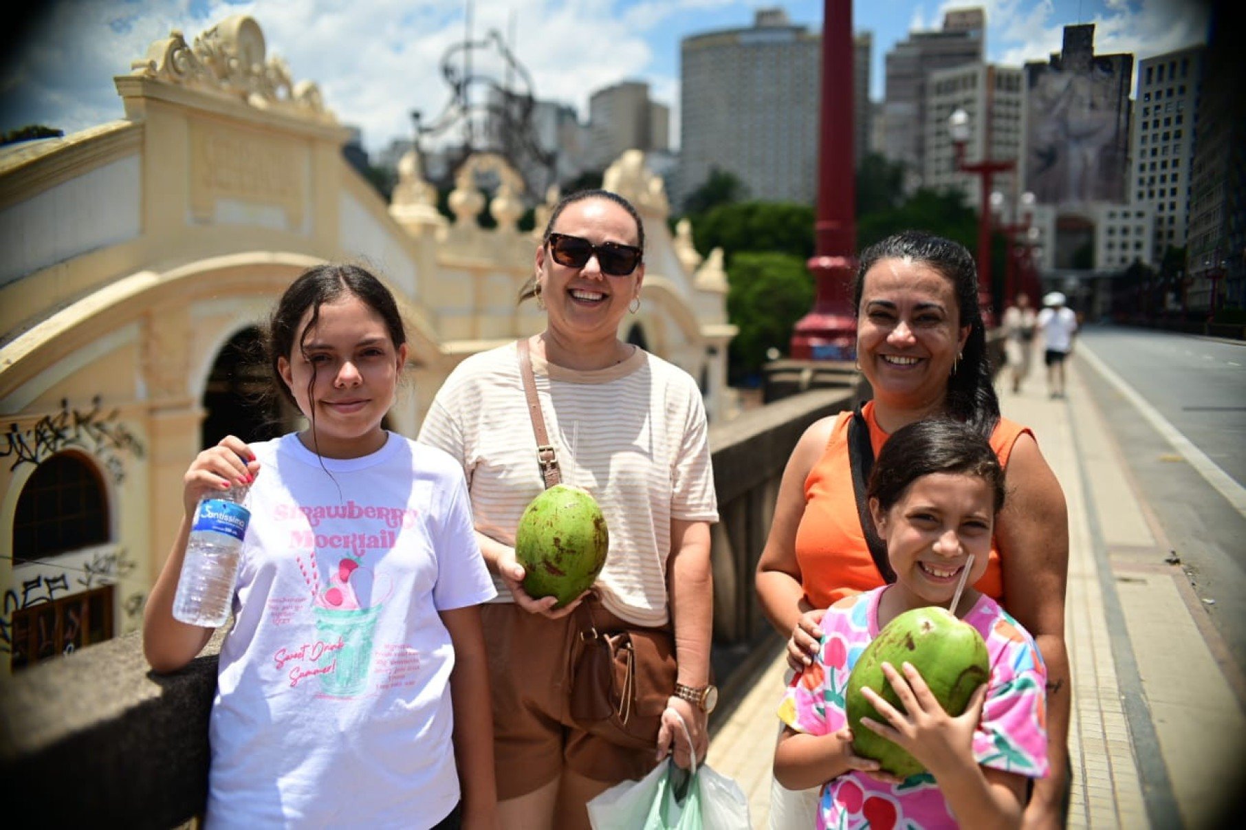 A dentista Greicy Gusm&atilde;o, acompanhada da filha, Yasmin, da amiga Geise e da filha dela, Maria Clara. As quatro capricham na hidrata&ccedil;&atilde;o para enfrentar o calor&atilde;o