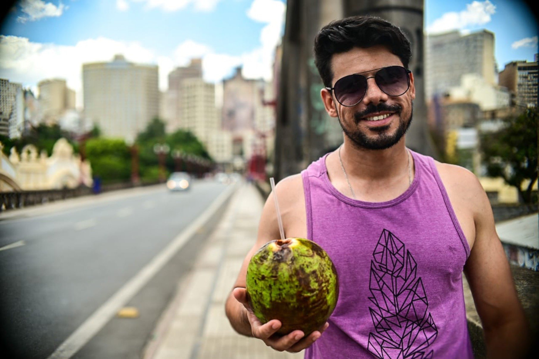 O comerciante paulista, Henrique Passos, de 35 anos, &eacute; outro que recorre a &aacute;gua de coco para se refrescar 