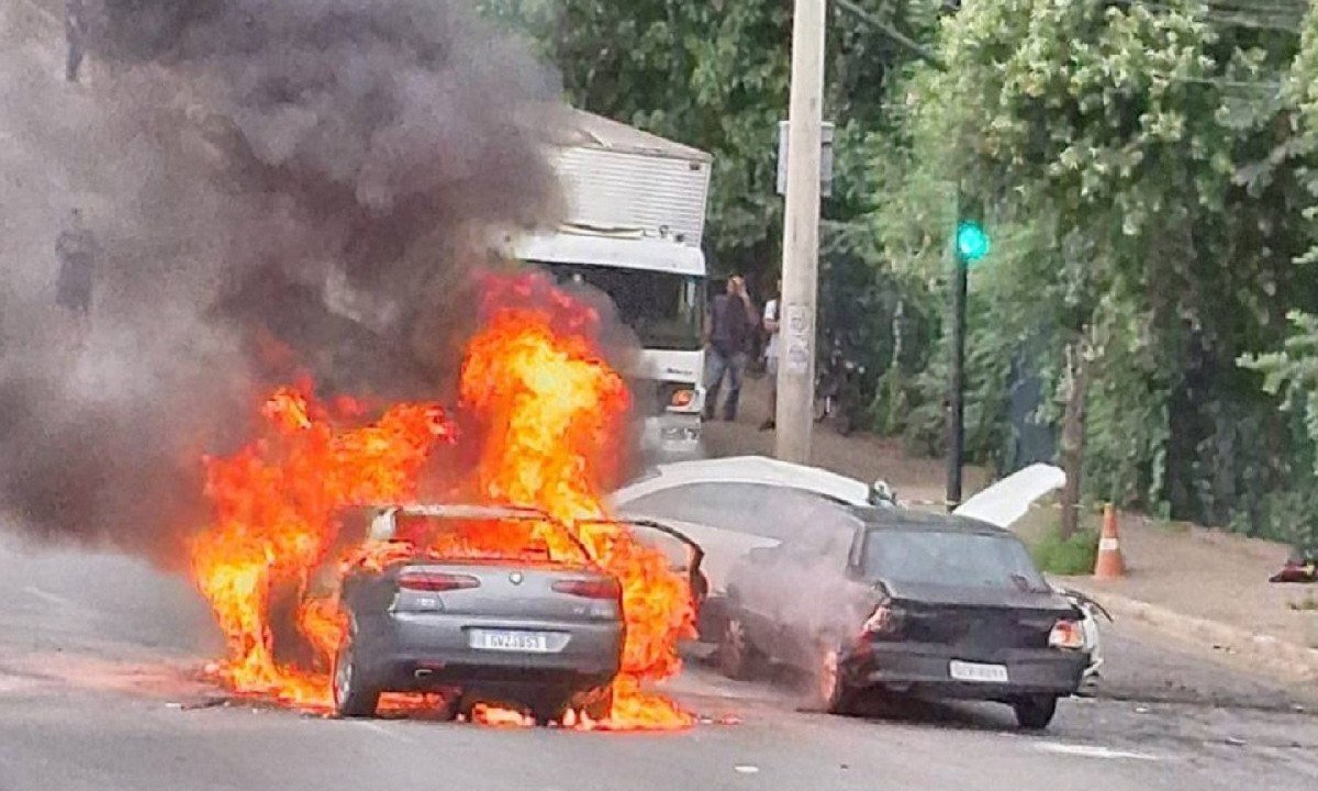 Motorista de um dos ve&iacute;culos sofreu ferimentos na face e foi socorrido com dores na  lombar -  (crédito: Guarda Civil de Contagem/Divulga&ccedil;&atilde;o)