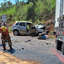 Acidente entre carro e caminhão deixa vítima presa às ferragens em Minas - CBMMG/Divulga&ccedil;&atilde;o