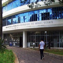 Pessoa em situação de rua é presa por quebrar vidro de biblioteca em BH - Redes sociais