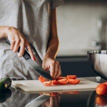 Cozinhar a própria comida ganha papel no cuidado da saúde mental - Freepik