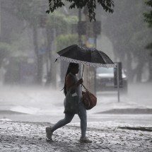 Chuva rápida alivia calor em BH, mas refresco só chega de vez na quinta (1) - Alexandre Guzanshe