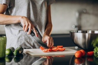 Cozinhar a própria comida ganha papel no cuidado da saúde mental