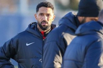 Clube que pertence a Mbappé contrata técnico que jogou por Arsenal e City