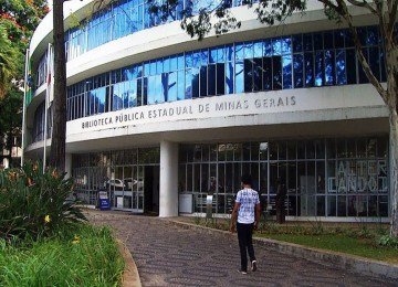 Morador de rua estava próximo à porta de entrada da Biblioteca Pública -  (crédito: Redes sociais)