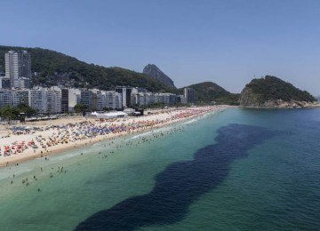 Praia de Copacabana, no Rio de Janeiro; há dois dias, um cardume serpenteou a orla mais famosa da cidade maravilhosa -  (crédito: Eduardo Anizelli/Folhapress)