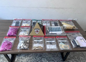 Quatro suspeitos ligados ao Comando Vermelho são presos depois de ataque a bar em MG -  (crédito: PMMG/Reprodução)