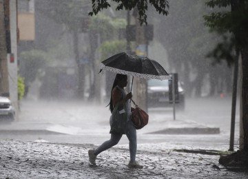A possibilidade de chuva em Belo Horizonte na noite desta segunda-feira (29) &eacute; pequena, segundo o Inmet. Para a virada do ano, a previs&atilde;o tamb&eacute;m indica baixa probabilidade de chuva
 -  (crédito: Alexandre Guzanshe)