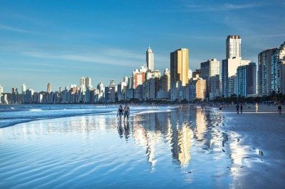 Nos últimos anos, um destino paradisíaco no litoral de Santa Catarina vem tentando equilibrar o turismo excessivo com a questão da preservação ambiental. -  (crédito: Andrea de Lima Dea por Pixabay)