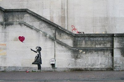 A arte urbana de Banksy, como 'Girl with Balloon', mant&eacute;m o mist&eacute;rio sobre o artista an&ocirc;nimo e sua mensagem de esperan&ccedil;a. -  (crédito: Dominic Robinson/ Bristol, UK - Banksy)