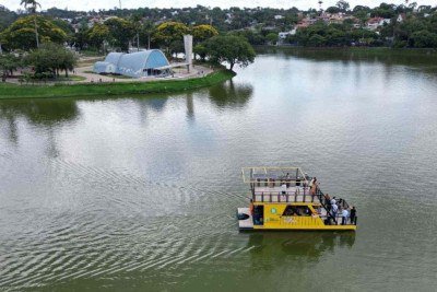 O catamar&atilde; "Capivar&atilde;" navega pela Lagoa da Pampulha, oferecendo aos passageiros uma nova perspectiva do Conjunto Arquitet&ocirc;nico -  (crédito:  Leandro Couri/EM/D.A Press)