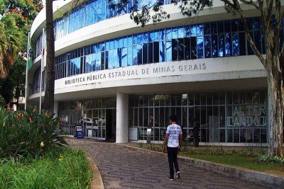 Morador de rua estava próximo à porta de entrada da Biblioteca Pública -  (crédito: Redes sociais)