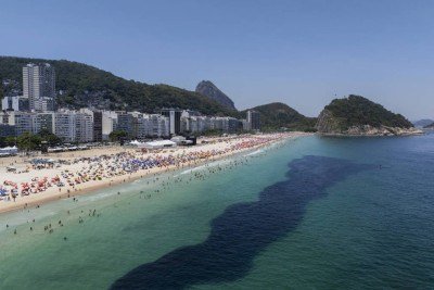 Praia de Copacabana, no Rio de Janeiro; há dois dias, um cardume serpenteou a orla mais famosa da cidade maravilhosa -  (crédito: Eduardo Anizelli/Folhapress)