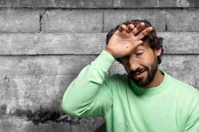 A avaliação médica é recomendada quando o sintoma se intensifica progressivamente ao longo dos dias -  (crédito: kues1/FreePik)