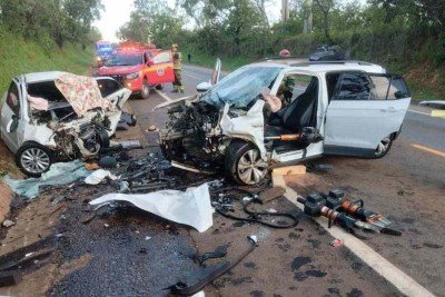 Acidente envolvendo dois carros de passeio deixou quatro mortos e um ferido na BR-135, na altura de Buenópolis, no Norte do estado -  (crédito: Corpo de Bombeiros/Divulgação)