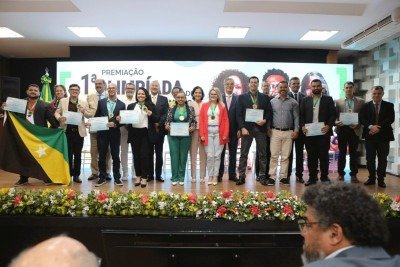 Professores que venceram a primeira edição da Olimpíada Brasileira de Professores de Matemática do Ensino Médio receberam as medalhas na sede do MEC -  (crédito: OPMbr / Divulgação)