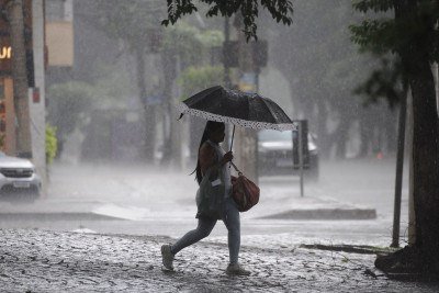 A possibilidade de chuva em Belo Horizonte na noite desta segunda-feira (29) é pequena, segundo o Inmet. Para a virada do ano, a previsão também indica baixa probabilidade de chuva
 -  (crédito: Alexandre Guzanshe)