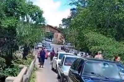 Vídeos que circularam nas redes sociais mostram trânsito lento e veículos praticamente parados nos arredores da Cachoeira do Pedrão -  (crédito: Reprodução/Redes Sociais )