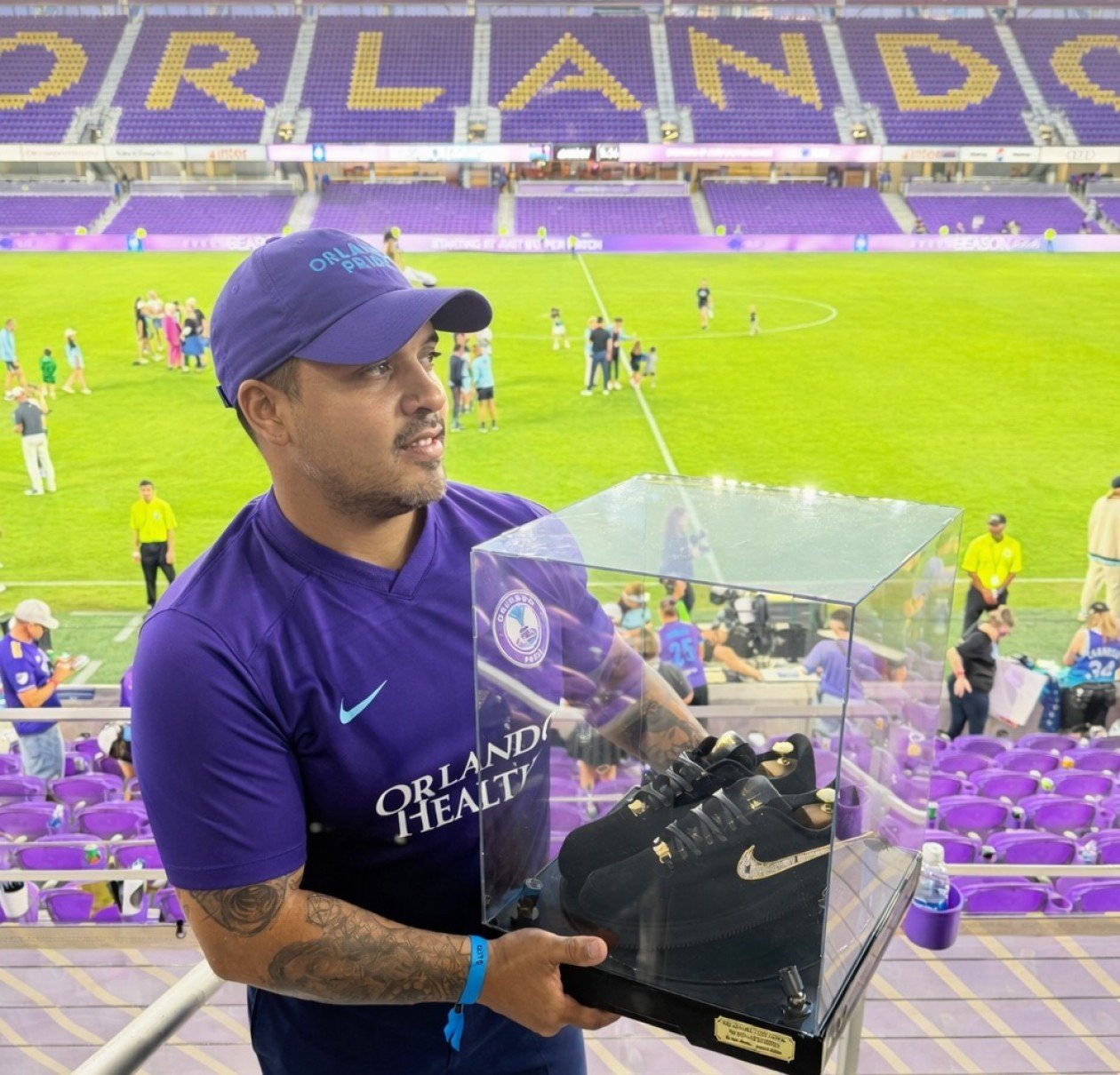 Artista brasileiro expõe tênis de US$ 50 mil em Orlando - DINO