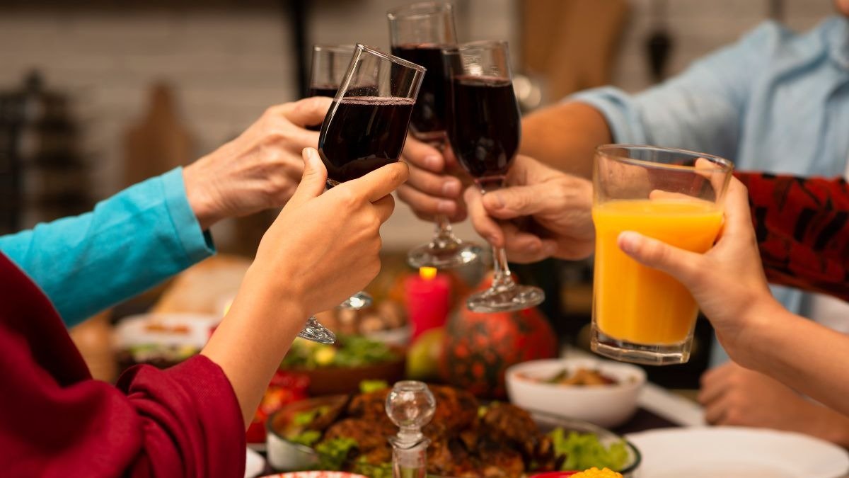 Bebidas coloridas, como vinho tinto e suco, complementam a mesa de R&eacute;veillon com inten&ccedil;&otilde;es de boa sorte para 2026. -  (crédito: Freepik)