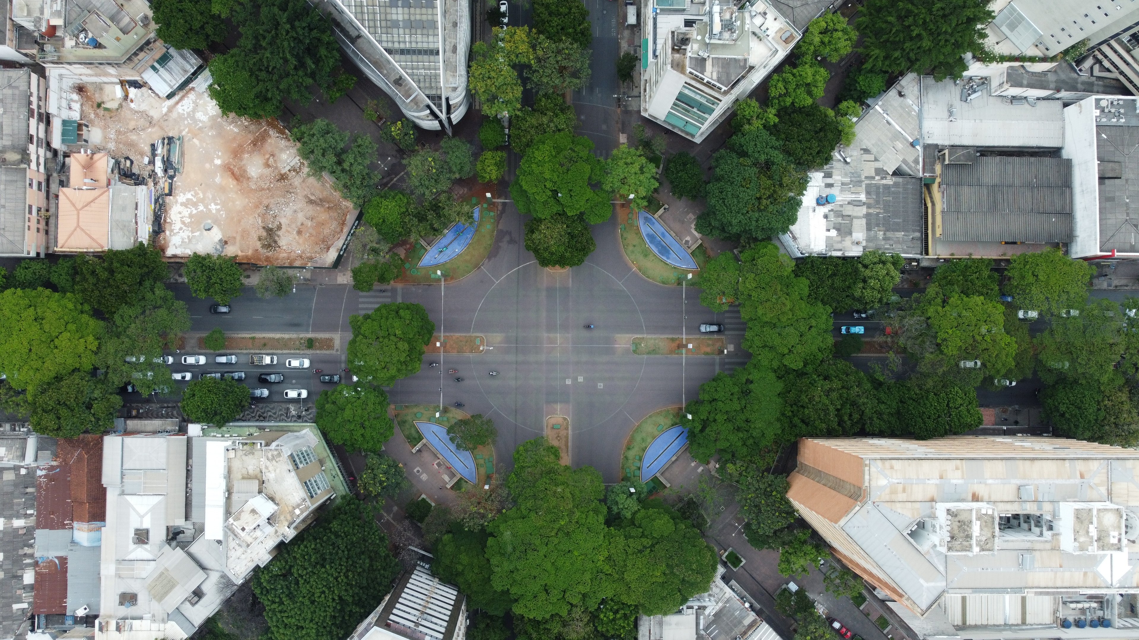 O cora&ccedil;&atilde;o da Savassi, Pra&ccedil;a Diogo de Vasconcelos, simboliza o ambiente valorizado do cobi&ccedil;ado bairro. -  (crédito: Leandro Couri)