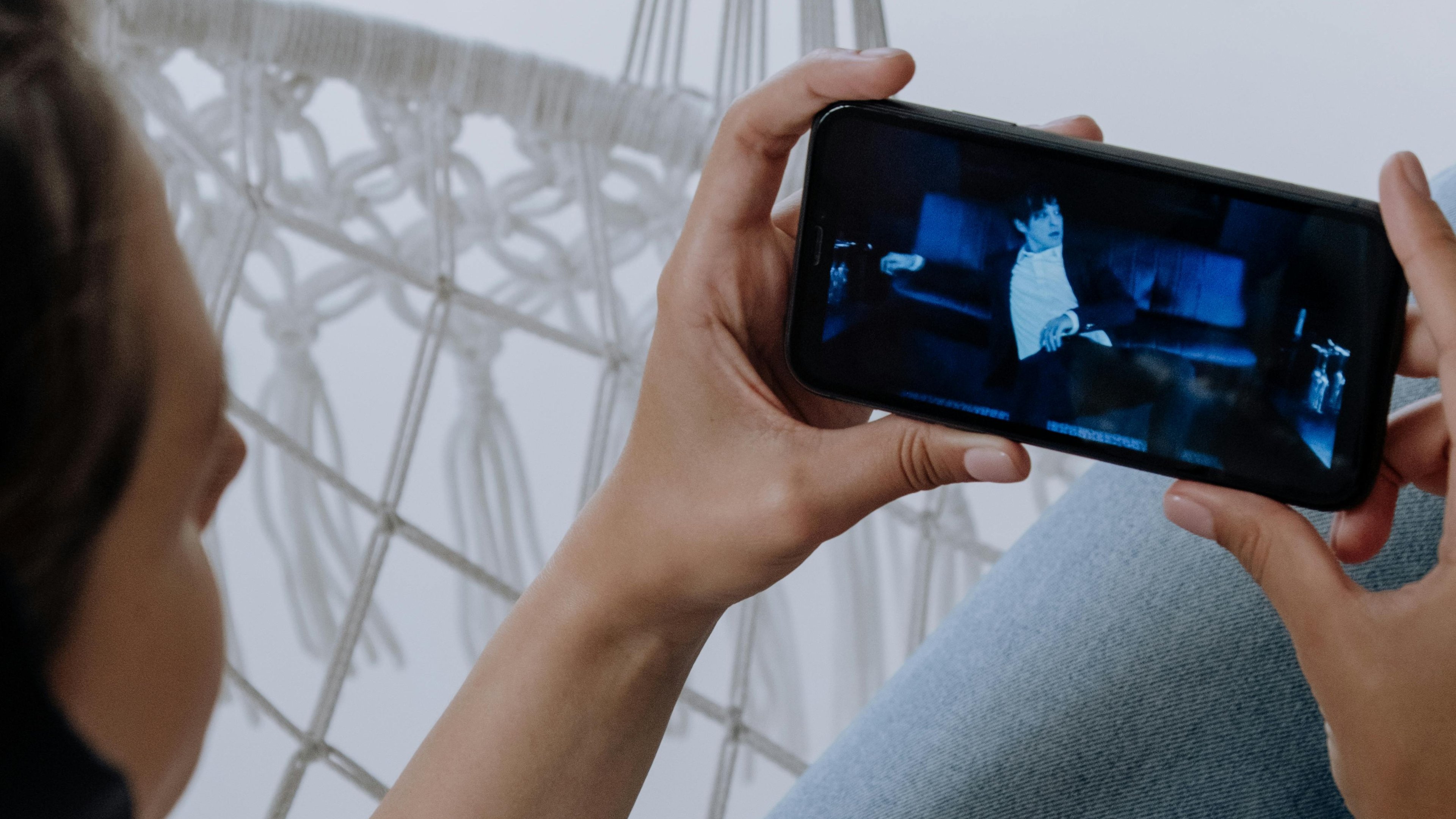 Enquanto usu&aacute;rios assistem a v&iacute;deos, plataformas como YouTube implementam diretrizes para combater a explora&ccedil;&atilde;o, abuso e cenas violentas -  (crédito: Pexels)