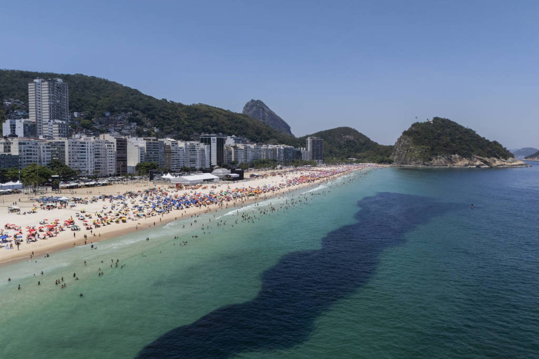 Praia de Copacabana, no Rio de Janeiro; há dois dias, um cardume serpenteou a orla mais famosa da cidade maravilhosa-Eduardo Anizelli/Folhapress