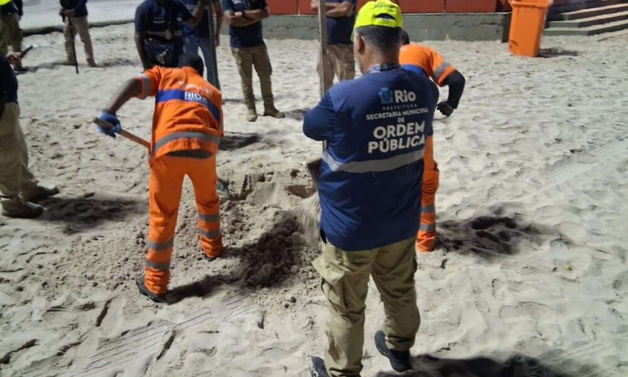 SEOP apreende garrafas enterradas em areia da Praia de Copacabana para o Réveillon -  (crédito: Tupi)