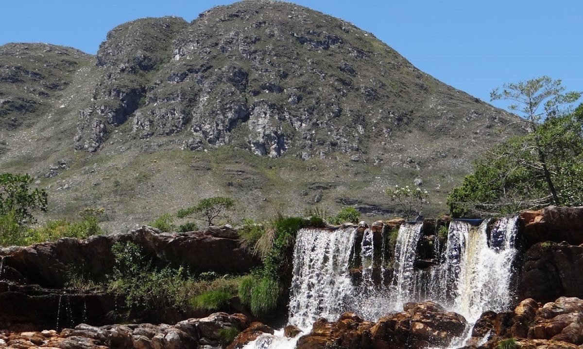 O que levar na mochila para um dia de trilha e cachoeira na serra