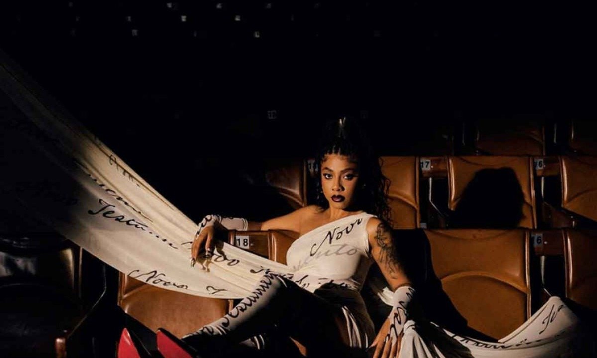 Ajuliacosta, jovem destaque do rap nacional, vai cantar no Festival Sarar&aacute;, em 23 de maio