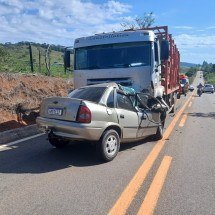 Acidente entre carro e caminhão de gás na MGC-120 mata motorista - PMRV/Divulgação
