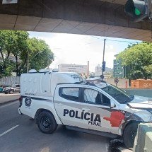 Acidente com viatura da Polícia Penal deixa trânsito lento no Centro de BH - Alexandre Guzanshe/EM/D.A. Press