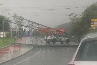 Árvore de Natal cai e trava trânsito em rodovia em Nova Lima