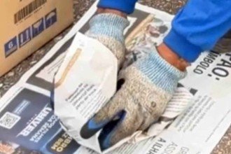 Vai festejar? Funcionários da limpeza ensinam descarte correto de garrafas