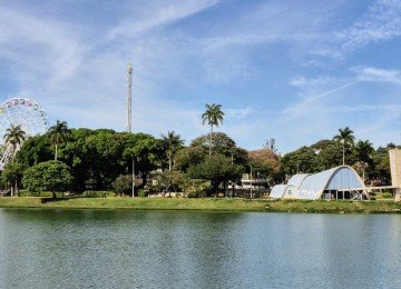 A orla da Lagoa da Pampulha, com sua arquitetura ic&ocirc;nica e atra&ccedil;&otilde;es de lazer, &eacute; um dos pontos para aproveitar o dia de sol em Belo Horizonte. -  (crédito: Jair Amaral/ EM D.A Press)