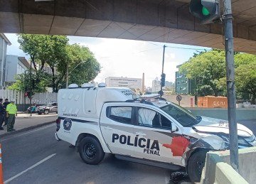 O acidente entre a viatura e um outro veículo complicou o trânsito na Região Central de Belo Horizonte -  (crédito: Alexandre Guzanshe/EM/D.A. Press)