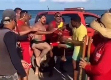 Desentendimento por preços entre turistas e barraqueiros de praia acabou em confusão em Porto de Galinhas (PE) -  (crédito: Frame de vídeo/Dailymotion)