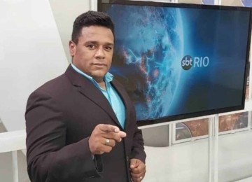 Caio Álex foi o primeiro jornalista negro a apresentar o telejornal do SBT Rio -  (crédito: SBT/Alterosa )