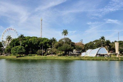 A orla da Lagoa da Pampulha, com sua arquitetura ic&ocirc;nica e atra&ccedil;&otilde;es de lazer, &eacute; um dos pontos para aproveitar o dia de sol em Belo Horizonte. -  (crédito: Jair Amaral/ EM D.A Press)