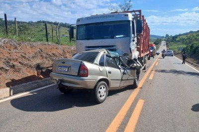 Colisão frontal entre um veículo de passeio e um caminhão deixou o motorista do carro morto na manhã desta terça-feira (30/12) -  (crédito: PMRV/Divulgação)