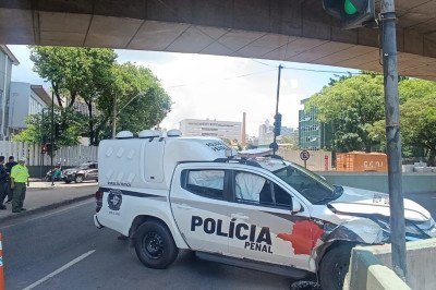 O acidente entre a viatura e um outro veículo complicou o trânsito na Região Central de Belo Horizonte -  (crédito: Alexandre Guzanshe/EM/D.A. Press)